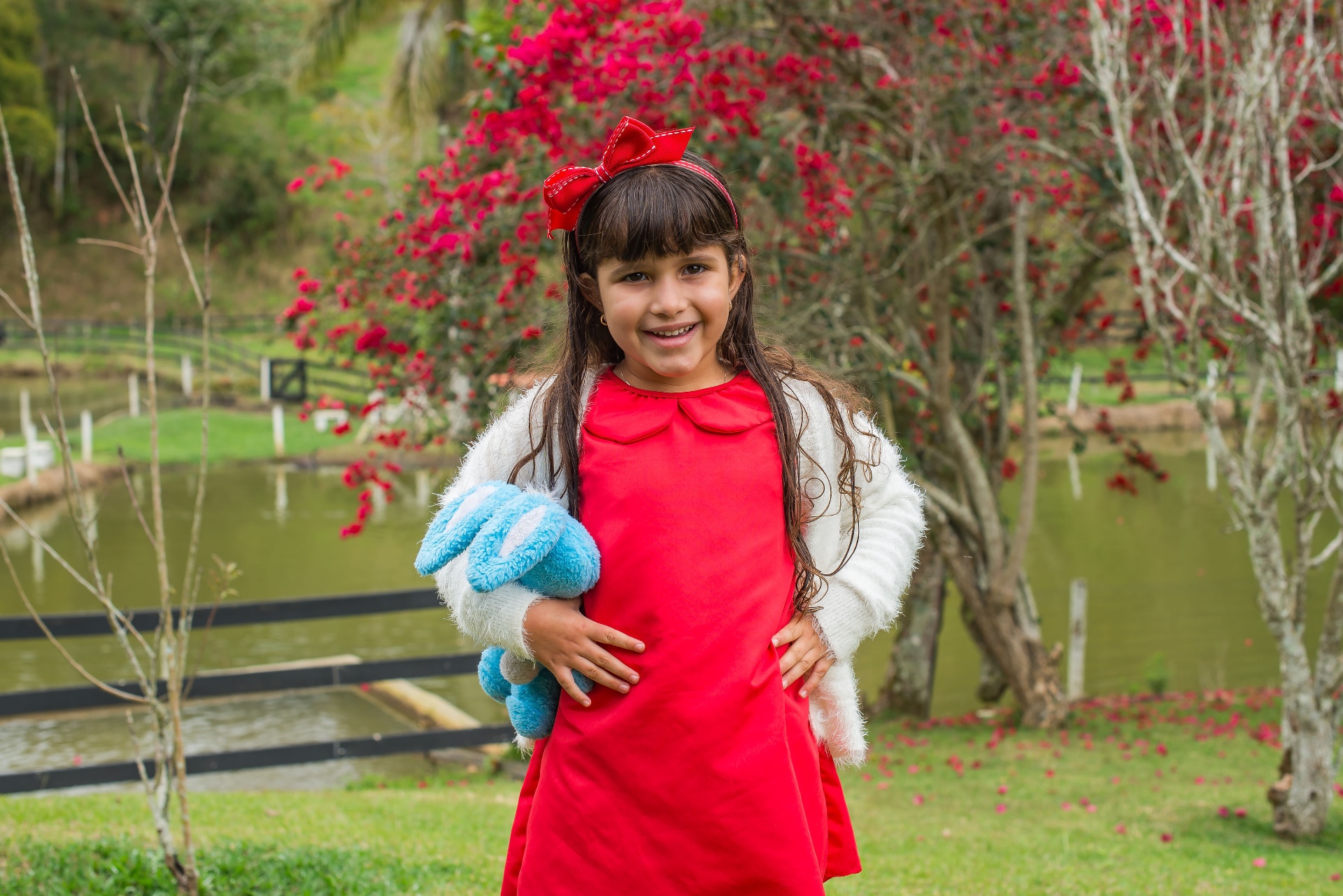 Menina sorrindo no jardim do Minha Glória